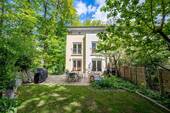 Außenansicht gartenseitig - Ein Reihenendhaus, das aus der Reihe tanzt - eine Naturoase in einer der ruhigsten Lagen von Königstein-Mammelshöhe