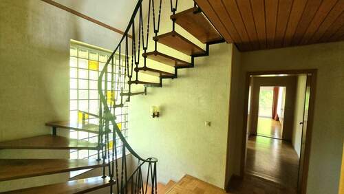 Treppe Flur zum Dachgeschoss - 