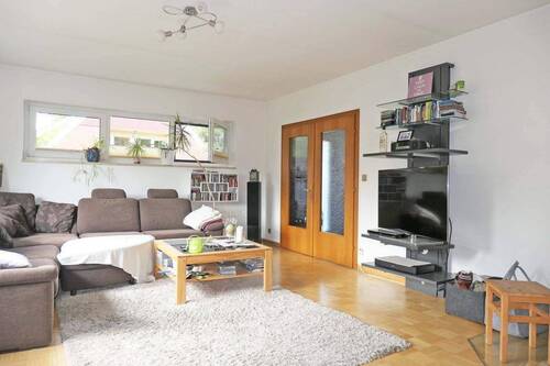 Wohnzimmer mit Eingangstür - 