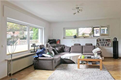 Wohnzimmer mit großer Fensterfront - 