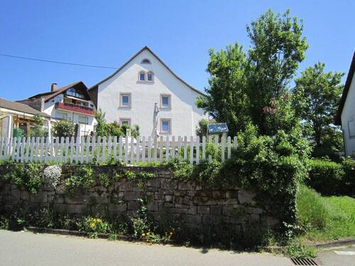 Straßenansicht - Sanierte ETW mit Gartenanteil & 2 KFZ-Stellplätze