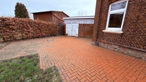 Auffahrt mit Garage - 