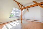 Wohnzimmer - Helle und ruhige Dachgeschoss-Maisonettewohnung im Florakiez