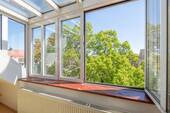 Blick ins Grüne aus dem Wintergarten - 4 Zimmer Etagenwohnung zum Kaufen in Berlin-Pankow