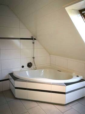 Badezimmer im Dachgeschoss - 