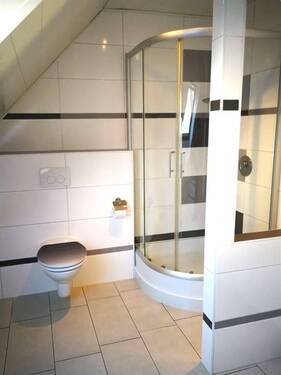 Badezimmer im Dachgeschoss - 