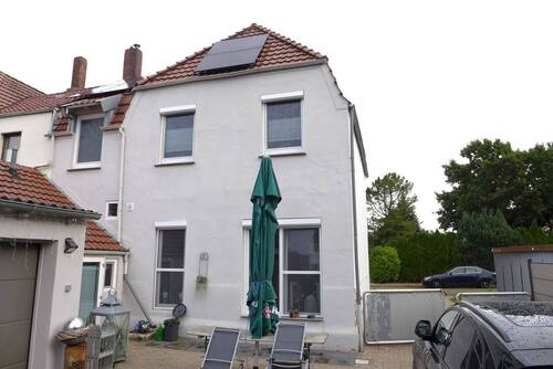 Rückansicht - Modernisierte Doppelhaushälfte mit Garage, Innenhof und Garten