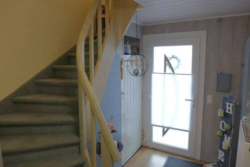 Eingangsbereich mit Treppenaufgang - 