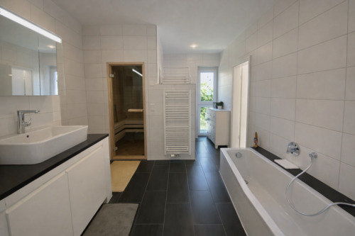 Badezimmer mit Sauna - Einfamilienhaus mit 210,00 m&sup2; in Husum zum Kaufen