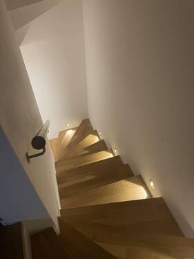 Treppenaufgang mit Beleuchtung - 