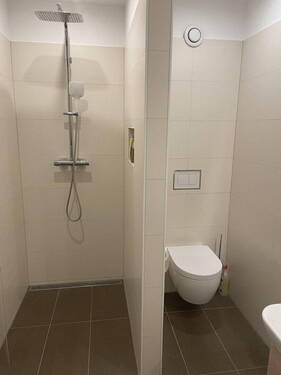 WC + 2. Dusche im Wannenbad - 