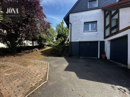 Garageneinfahrt - 1 Zimmer Mehrfamilienhaus, Wohnhaus in Mainleus / Fassoldshof