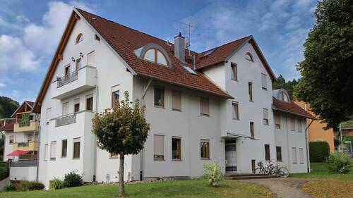 Außenansicht Eingangsbereich - Etagenwohnung mit 85,50 m² in Wilhelmsdorf zum Kaufen