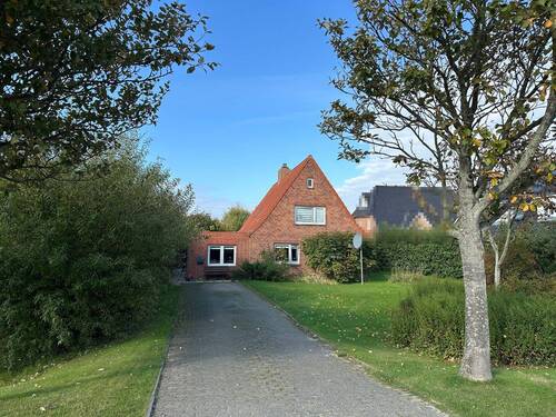 Straßenansicht Kirchenstraße - Hervorragende und beste Lage in 2. Reihe zum Seedeich in Ording