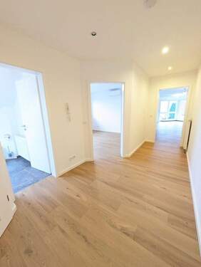 Eingangsbereich - Erstbezug nach umfassender Renovierung - lichtdurchflutete 2-Zimmer-Wohnung mit Loggia