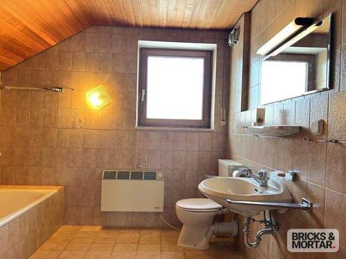 Bad mit Wanne und Dusche, DG - 