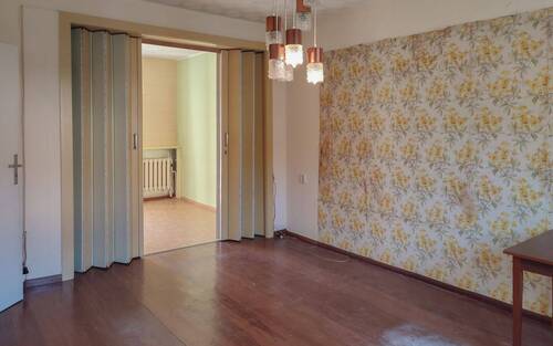 Wohnzimmer mit Ziehharmonika-Tür - 4 Zimmer Reihenmittelhaus zum Kaufen in Hoyerswerda