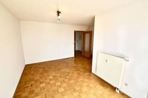 Blick vom Balkonzugang zur Diele - 2 Zimmer Etagenwohnung zum Kaufen in Würzburg