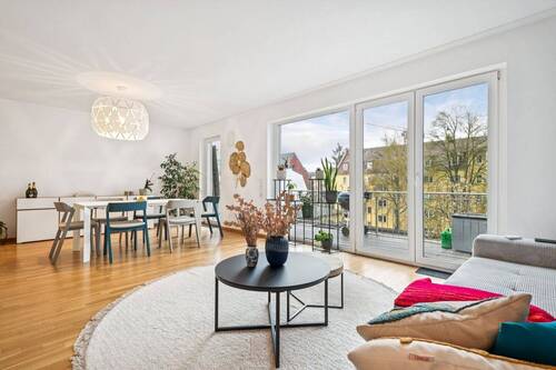 Wohnzimmer - Großzügig & Lichtdurchflutet: Neuwertige 3-Zimmer-Wohnung mit Süd-Balkon & hochwertiger Ausstattung