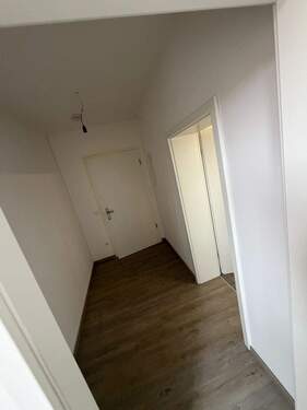 Eingangsbereich - Sanierte 2-Zimmer-Wohnung mit Luxuriöser Einbauküche - 1A-Infrastruktur