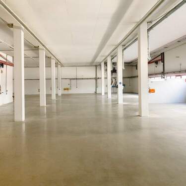 Blick in die Halle - EG - Halle in Essingen zur Miete