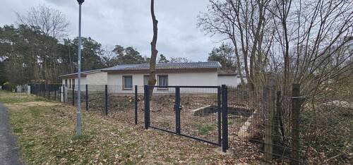 Blick von der Straße - 2 Zimmer Bungalow zum Kaufen in Kloster Lehnin OT Trechwitz
