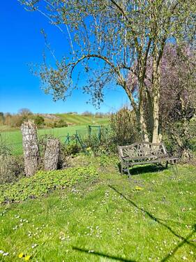 Natur pur und Weitblick inklusive - Natur pur - Weitblick inklusive! Großzügiges Wohnen in herrlicher Ortsrandlage mit Blick ins Grüne!