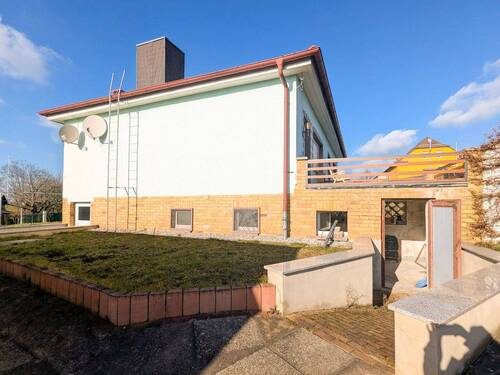 Seitenansicht mit Nebeneingang - 