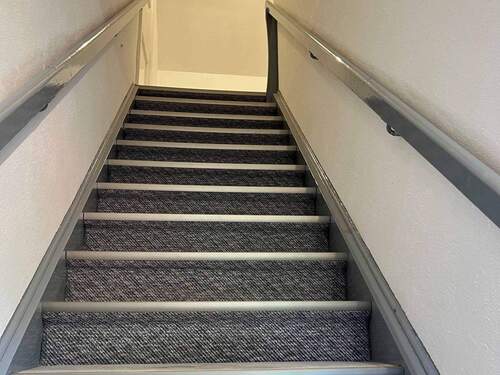 x03 Treppenhaus zur WHG 8.JPG - Etagenwohnung mit 42,00 m² in Stadland zur Miete