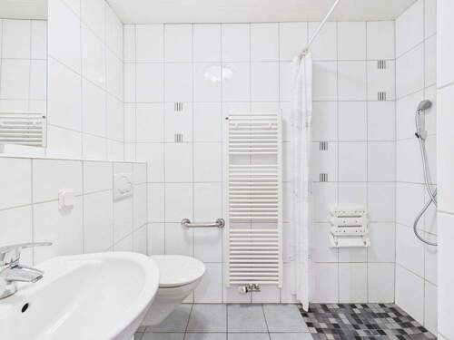 Badezimmer mit Dusche EG - 