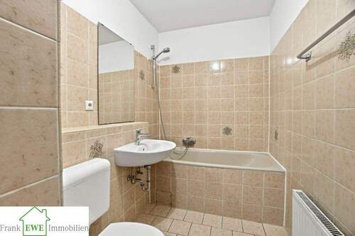 Wannenbad Einliegerwohnung Haus Kauf Hellerhof Frank Ewe Immobilienmakler Düsseldorf - 