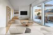 Wohnzimmer mit angrenzendem Balkon - 3 Zimmer Etagenwohnung in München