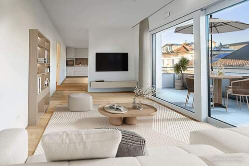 Wohnzimmer mit angrenzendem Balkon - 3 Zimmer Etagenwohnung in München
