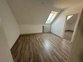 Wohnzimmer mit Zugang zum Schlafzimmer - 3 Zimmer Etagenwohnung zur Miete in Veitsbronn