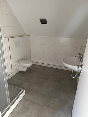 Badezimmer mit Dusche - Etagenwohnung mit 68,00 m&sup2; in Veitsbronn zur Miete