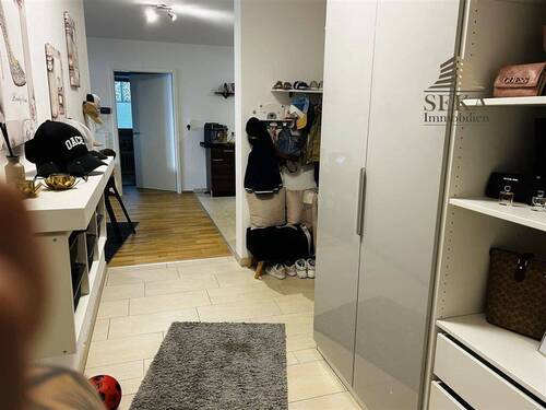 Eingangsbereich mit Blick in die Wohnung - 2 Zimmer Etagenwohnung in Deggendorf