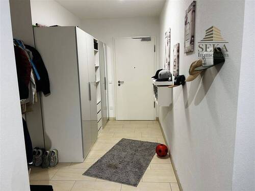 Eingangsbereich mit Blick zur Wohnungstür - Etagenwohnung mit 92,70 m&sup2; in Deggendorf zur Miete