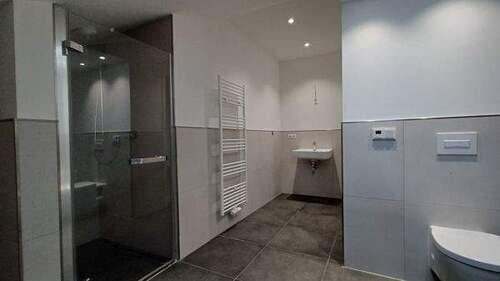 Bad mit Dusche und Wanne - 5 Zimmer Doppelhaushälfte in Burg