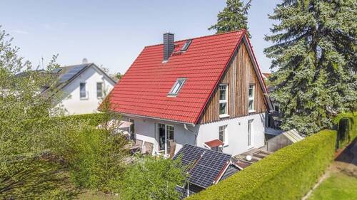 Hausansicht - Einziehen, wohlfühlen, Zukunft gestalten! Familienglück mit Garten und starker Technik - jetzt Besichtigung sichern