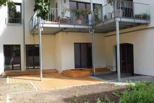 Terrasse im Sommer - Südvorstadt - Exklusive 5-Zi.-Gartenwohnung in ruhiger Lage, mit Sauna, Kamin und Carport