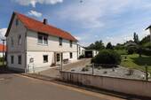 Vorderansicht - Bezahlbares Einfamilienhaus mit wunderschönem Garten und viel Potenzial