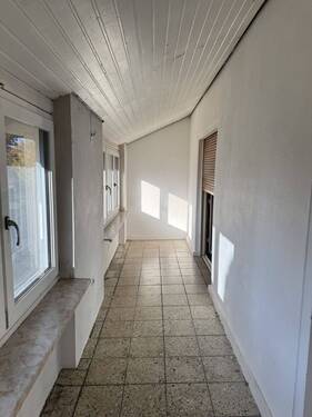 Geschlossener Balkon im OG - 