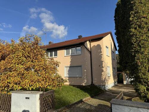 01 Außenansicht 1 - Gut gelegene Doppelhaushälfte mit großem Garten und Bauland