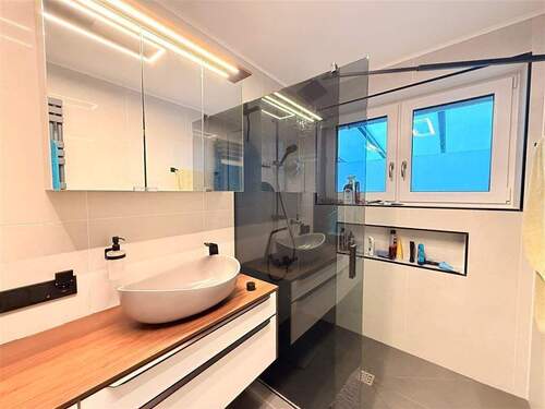 Bad mit begehbare Dusche / EG - 