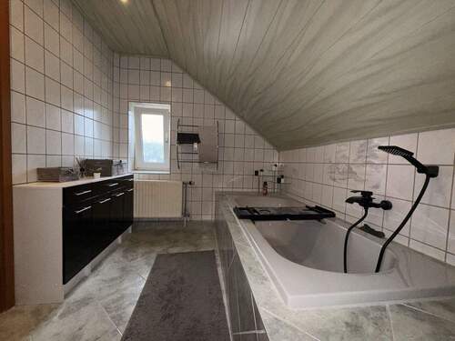 Bad 2. OG - 9 Zimmer Mehrfamilienhaus, Wohnhaus zum Kaufen in Hohndorf