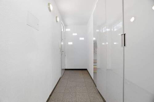 Diele 1. OG, 2-Zimmer-Maisonettewohnung mit Garten - 2 Zimmer Etagenwohnung in Düsseldorf