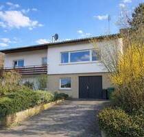 Wohnen mit Aussicht in Eschelbronn: Freistehendes Ein-Zweifamilienhaus mit Potenzial