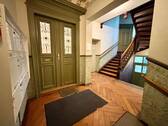 Treppenhaus / Eingang Wohnung - 