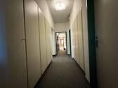 Flur mit Einbauschränken - 