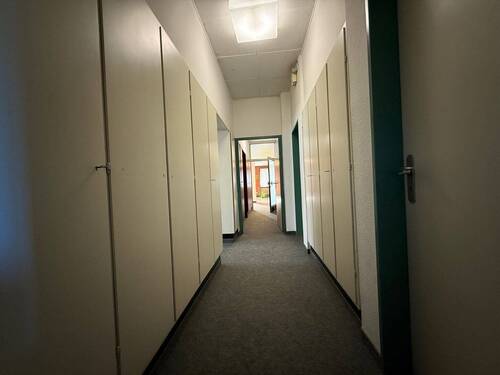 Flur mit Einbauschränken - 